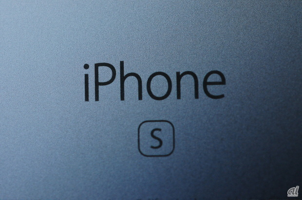 iPhone 6s Plusの背面には「iPhone S」の文字が刻まれている