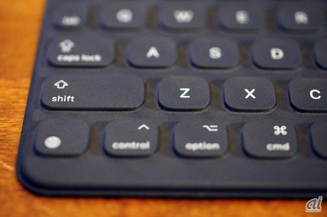 Smart Keyboardは、9.7インチの画面サイズに合わせて全体的に縮小されているものの、しっかりとキートップ同士の間隔があり、ミスタイプは少ない