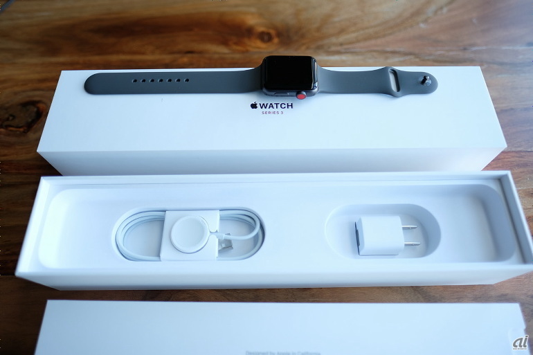 箱の下には、Apple WatchのApple Watch磁気充電ケーブルなどが収納されている