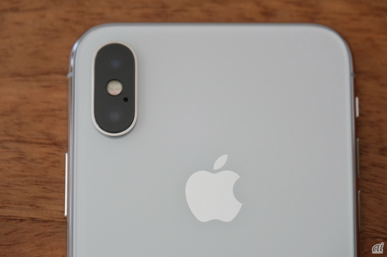 iPhone Xの背面にあるカメラは、これまでのiPhone 8 Plusと異なり、2つのカメラが縦に並べられた。フラッシュ、マイクもカメラの出っ張りの中に配置されている