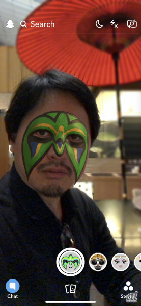 TrueDepthカメラのAPIを活用したSnapchat。顔の部分にマスクの装飾をしつつ、背景をぼかしたポートレートモードでの撮影を行っている