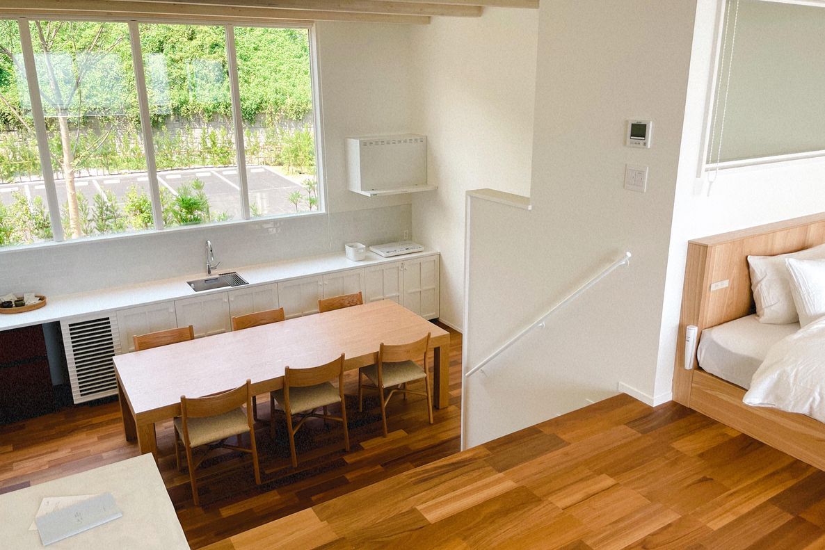 メゾネットタイプの客室には、琉球畳の和室、リビングダイニングやオープンキッチン、ロールスクリーンもある（写真提供「カラリト五島列島」）