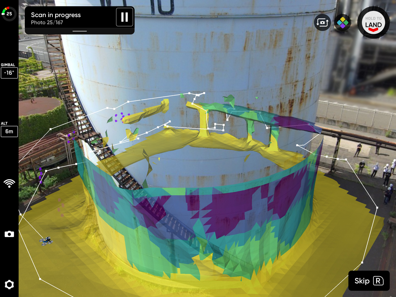 Skydio 2+が石油タンクの周囲を自律飛行して、3Dデジタルモデル生成用の静止画を自動撮影している様子（SkydioアプリのAR表示のスクリーンショット）