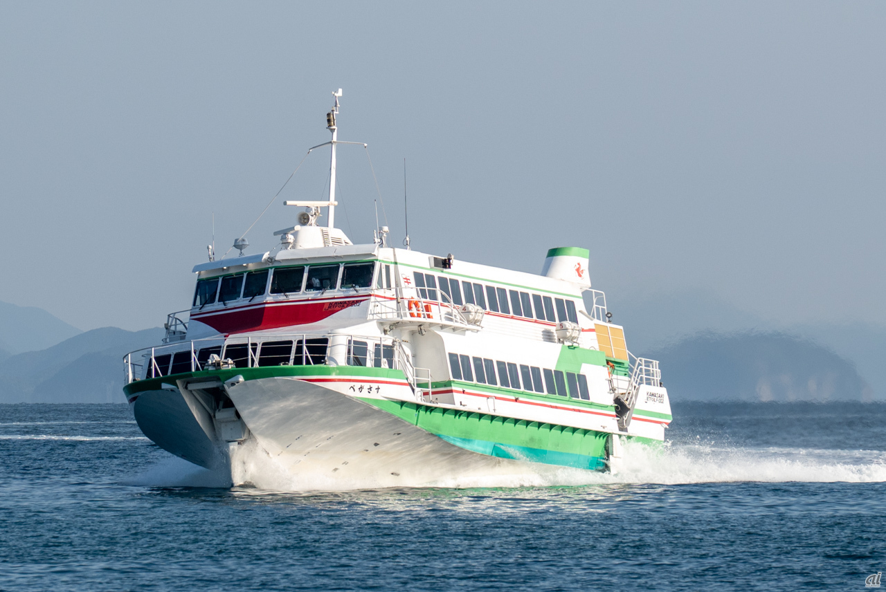 九州商船の高速船（ジェットフォイル）「ぺがさす」。長崎～福江間を約2時間で結ぶ
