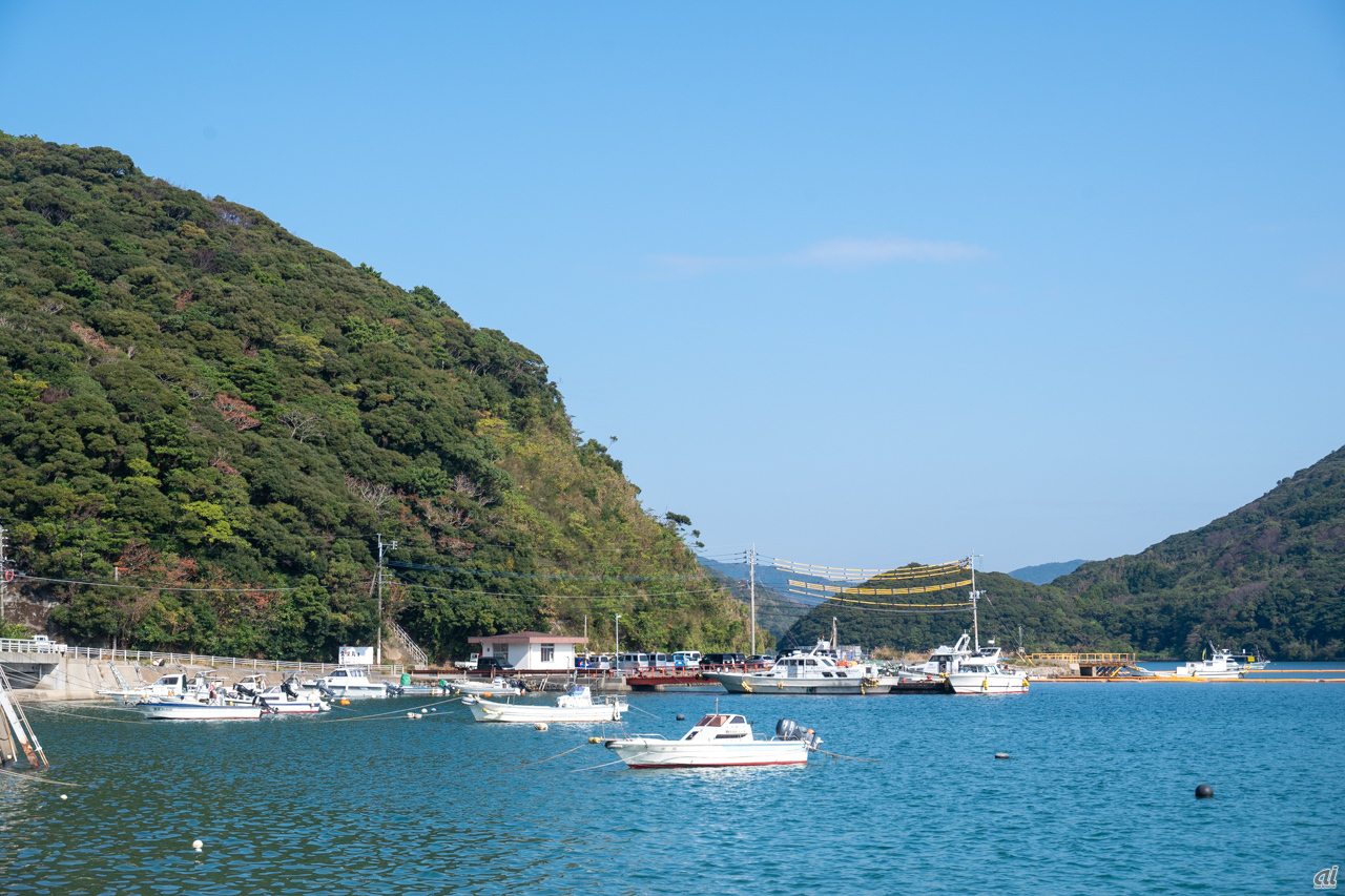 福江の市街地の北にある奥浦湾。海なのだが、まるで湖のような静かさだ