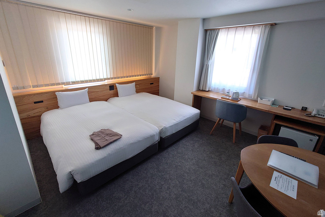 宿泊したホテル「セレンディップホテル五島」の客室内。1階にはコワーキングスペース兼カフェを備えるなど、リモートワークに配慮した設計となっていた