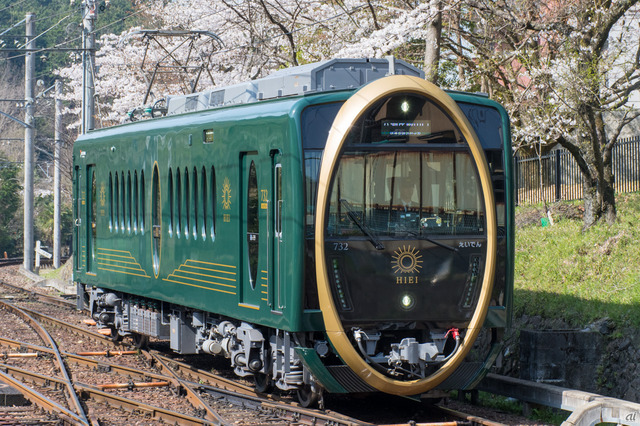 【叡山電鉄「ひえい」】
　2018年にデビューした叡山電鉄の観光列車「ひえい」は、比叡山や鞍馬山のイメージを楕円のデザインで再現した。

　主に、京阪線と接続する出町柳駅と、比叡山の玄関口である八瀬比叡山口駅の間を走っている。運賃のみで乗車可能で、特別料金は不要だ。