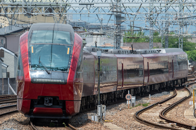 【近鉄80000系「ひのとり」】
　名古屋と大阪を結ぶ近畿日本鉄道の名阪特急では、速達列車は80000系「ひのとり」で運転されている。

　コンセプトは「くつろぎのアップグレード」。ビジネス利用者が多い列車だが、編成中2両を「プレミアムシート」としたほか、特急列車では珍しいセルフ方式のコーヒーマシン自動販売機を設置。従来車両以上の快適性、プレミアム感を重視している。