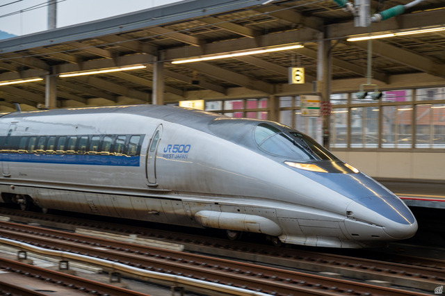 【新幹線500系】
　500系は、日本で初めて時速300キロの営業運転を実現した新幹線車両だ。1997年にデビューした後、東海道・山陽新幹線の「のぞみ」などで活躍してきた。

　2023年現在は山陽新幹線の「こだま」での運転が中心となっているが、その鋭い流線形のデザインにより、今でも根強い人気がある。

　デザインは、ドイツ人のアレクサンダー・ノイマイスター氏が担当した。日本では500系のほか、副都心線などを走る東京メトロ10000系などをデザイン。海外では、ドイツの高速鉄道「ICE」の車両デザインを担当している。