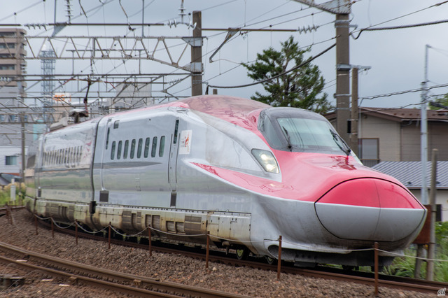 【新幹線E6系「こまち」】
　E6系は、秋田新幹線「こまち」に使われる車両。東北新幹線の「はやぶさ」とともに、2023年現在で日本最速となる、時速320キロの営業運転を実施している。

　E6系をデザインしたのは、奥山清行氏。カーデザイナーとして、フェラーリのスーパーカー「エンツォ・フェラーリ」などをデザインしたことで知られる人物だ。

　ちなみに、先頭部の複雑な形状は、高速運転時に問題となるトンネル微気圧波、いわゆる「トンネルドン」の低減を目的としたものだ。新幹線がトンネルに高速で突入すると、トンネル内で衝撃波が生まれ、トンネル出口で大きな騒音が発生してしまう。これを防ぐため、近年の新幹線では、複雑な先頭形状が増えているのだ。