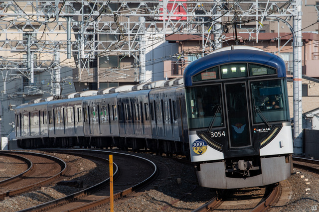 【京阪電気鉄道3000形】
　2008年にデビューした、京阪電気鉄道の3000形。中之島線（中之島～天満橋間）開業にあわせて製造された車両だ。

　車両のデザインコンセプトは「コンフォートサルーン」。緑色と赤色の車両が中心だった京阪の車両としては珍しい、青色系統のデザインとなっている。

　当初は中之島線発着の列車で活躍していた3000系、現在は主に淀屋橋～出町柳間の優等列車で運転。2021年1月には、有料座席車両である「プレミアムカー」の連結を始めている。