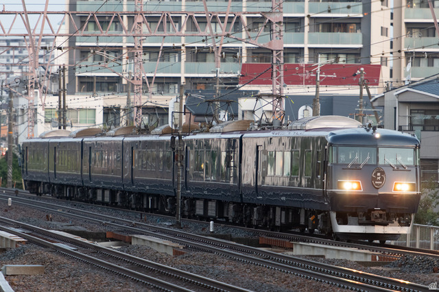 【117系「WEST EXPRESS 銀河】
　JR西日本が2020年に運転を開始した「WEST EXPRESS 銀河」。京都・大阪と山陽方面、山陰方面、南紀方面を結ぶ臨時列車として運転されている。

　もとは京阪神地区の「新快速」で使われていた車両を改造したもので、川西康之氏のデザインにより、西日本の海や空をイメージした外観となっている。

　車内は、普通車またはグリーン車という扱いながら、寝台列車のように横になれる座席を一部で設定。昼間は座席、夜間はベッドとして利用できる席や、グループ向けのフラットなスペース、プライベート感のある個室も用意されている。