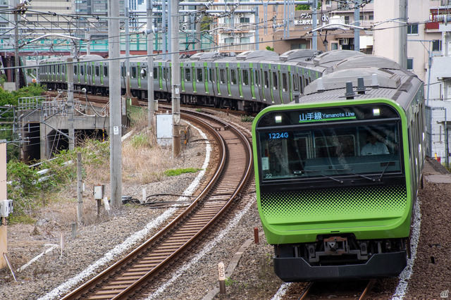 【E235系（山手線、横須賀・総武快速線など）】
　東京の環状線である山手線では、2015年デビューのE235系が使われている。

　新時代の車両として、さまざまな部分に新機軸が導入されたE235系。一般旅客の目に触れやすい部分では、窓上部の広告枠などを、紙からデジタルサイネージに置き換えたことが特徴的だ。

　2020年以降は、横須賀・総武快速線などでも使われている。