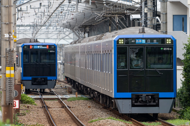 【都営地下鉄三田線6500形】
　東京都心を南北に縦断する、都営地下鉄三田線。その最新型車両として2022年にデビューしたのが、6500形だ。

　近年は複雑な形状やカラーリングを採用した鉄道車両が多い一方、6500形のデザインはいたってシンプルだ。コンセプトは「スマート＋コンフォート」。機能美を感じさせる造形を目指したという。

　三田線のほか、相互直通運転を実施している東急目黒線、東急新横浜線でも見ることができる。