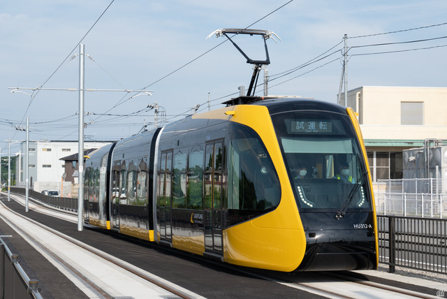 【宇都宮ライトレールHU300形】
　2023年8月に開業したLRT路線、「芳賀・宇都宮LRT」（宇都宮ライトレール線）。その車両として導入されたのが、HU300形「ライトライン」だ。

　LRT（Light Rail Transit）とは、日本では次世代型の路面電車として認識されている。市街地では道路上を走行し、郊外では一般の鉄道のような専用敷地を高速で走行するものが多い。

　この路線が通る宇都宮は、雷が多い「雷都」（らいと）として知られている。車両愛称のライトラインはこれに掛けたもので、デザインも雷をイメージした黄色となっている。