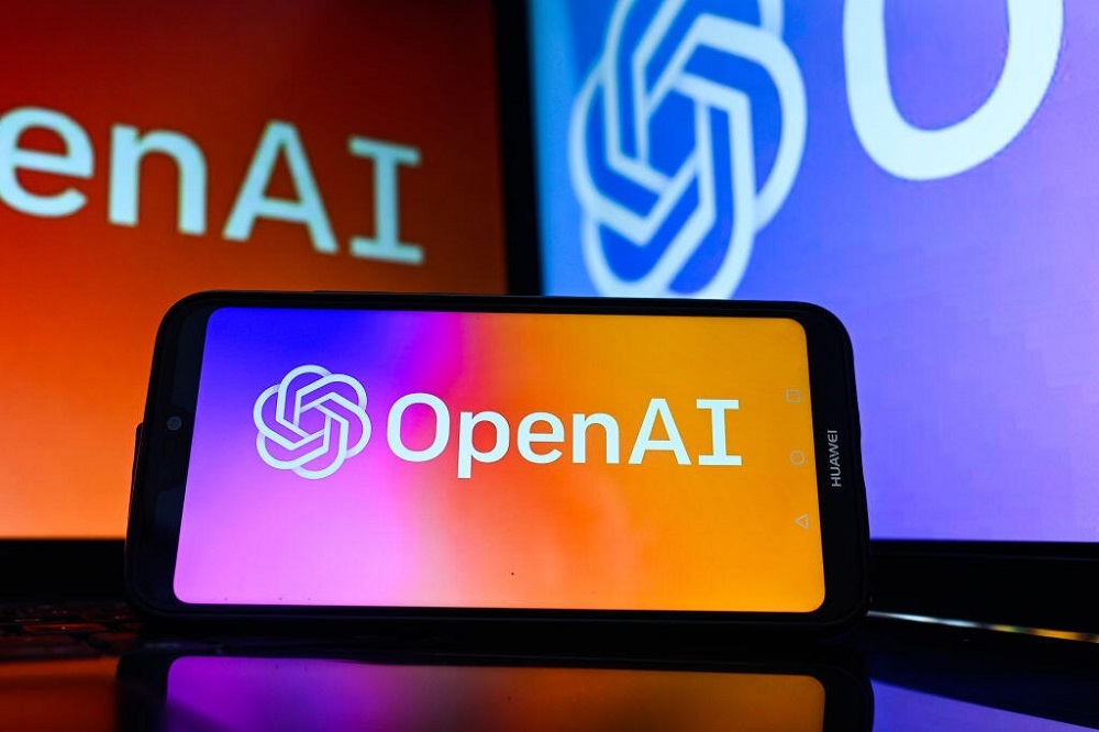 OpenAIのロゴを表示したスマホ