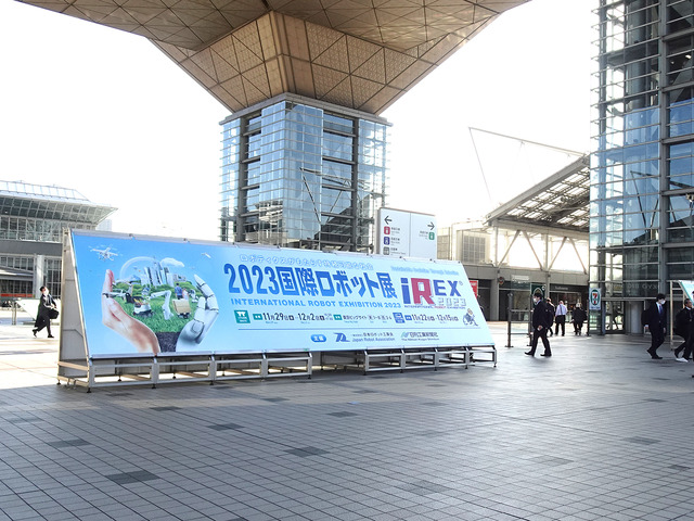 　一般社団法人 日本ロボット工業会と日刊工業新聞社の主催による、「2023 国際ロボット展」が11月29日から12月2日までの4日間、東京ビッグサイトで開かれている。

　2年に一度開催する世界最大規模のロボット専門展で、25回目を迎える2023年は、654社・団体、3508小間（前回は614社・団体、3227小間）が出展し、過去最大の規模となった。

　産業用ロボットの最新システムや関連機器の展示を中心に、介護、福祉や農業などの分野で普及が進むサービスロボットなども多数並べられていた。会場内は産業用ロボット、サービスロボット、併催企画と3つにゾーニング。米国のほか、イスラエル、イタリア、英国、台湾など、海外からも18カ国が参加し、過去最大規模になっているという。