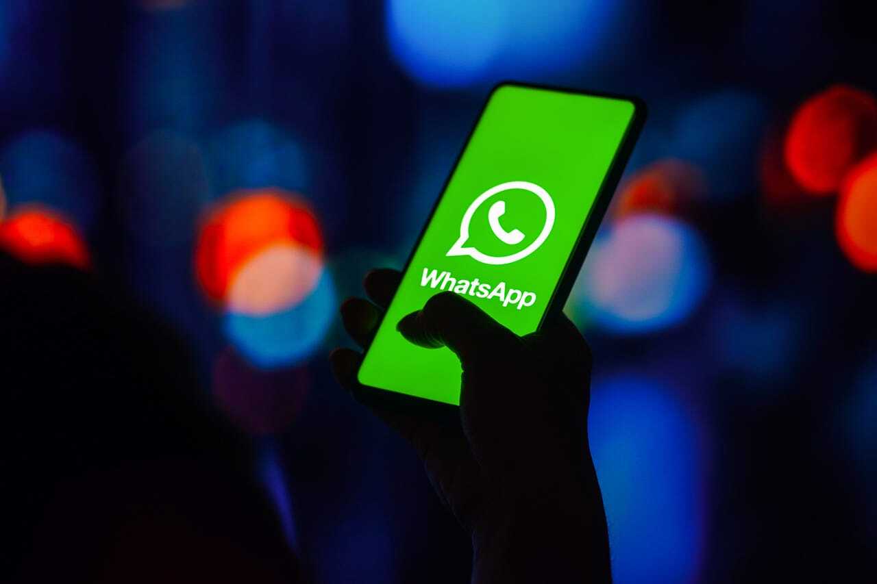 WhatsAppのロゴが表示されたスマートフォン