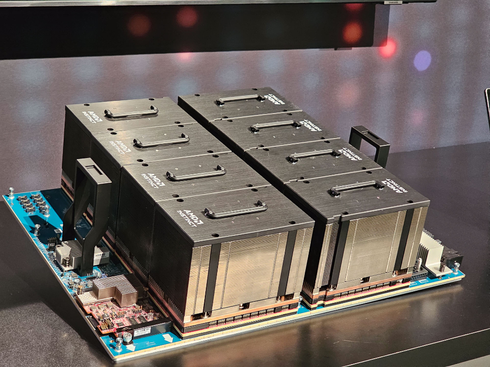 AMD MI300Xを搭載したサーバーシステムの中身
