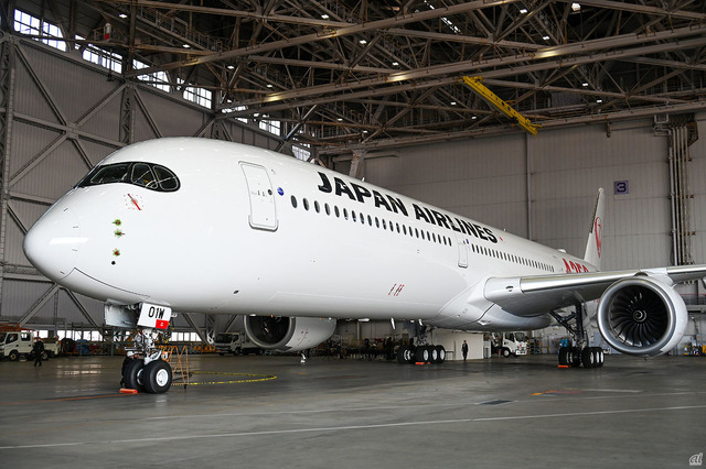 　JALの新型機、A350-1000。2004年に導入した777-300ERに代わる、長距離国際線用の新型フラッグシップ機材だ。