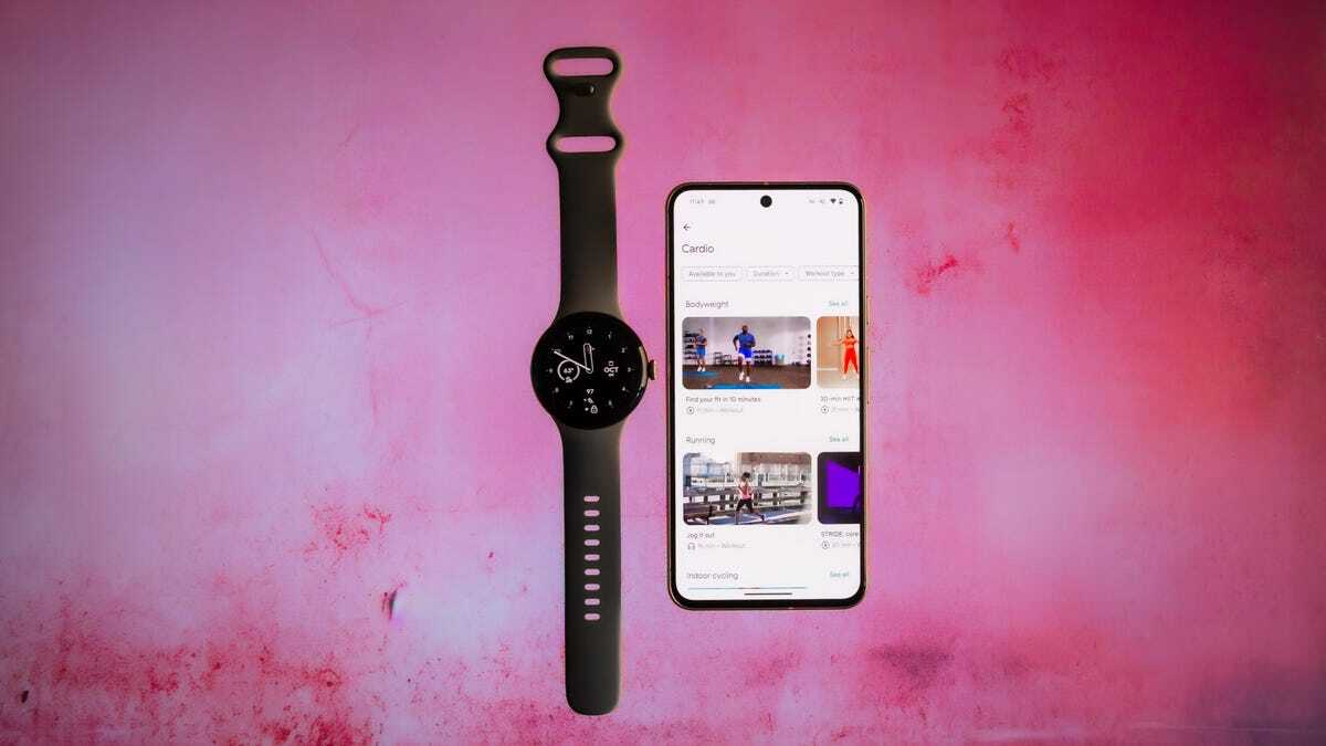 「Pixel Watch 2」と、「Fitbit」アプリを開いた「Pixel 8」