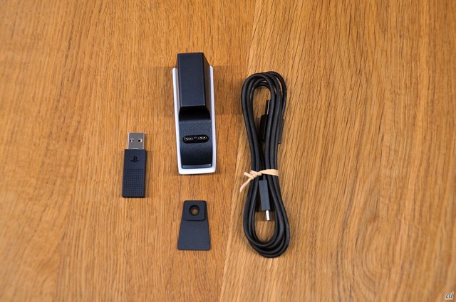 　同梱物である、PlayStation Link USBアダプター、PULSE Elite 充電フック、マウンティングプレート、USBケーブル。