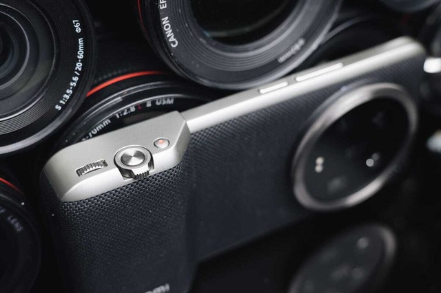 　シャッターボタンは、実際のカメラと同じように、半押しでピントを合わせ、全押しで撮影できる。